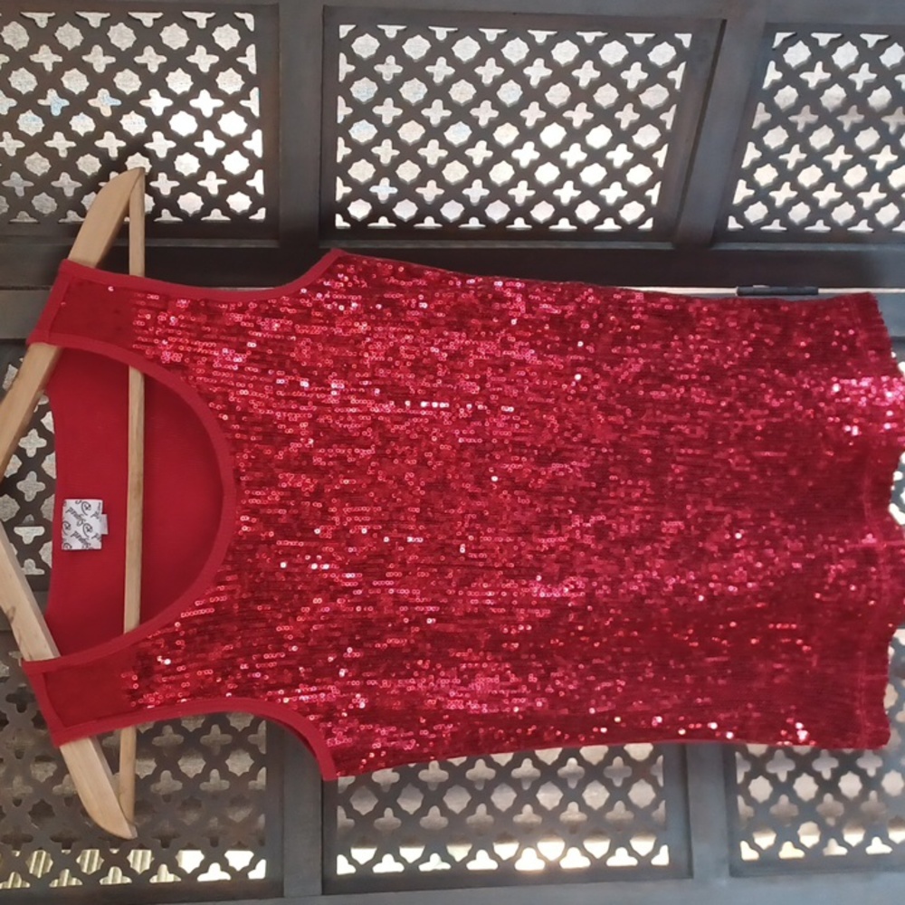 D SIGNED RED SEQUIN FRONT.          RED TANK TOP SIZE XL juniors